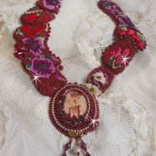 Plastron Art'D Haute-Couture brodé avec des rocailles de différentes couleurs et des perles nacrées en cristal de Swarovski
